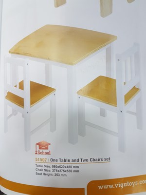 שולחן איכותי עם 2 כסאות ומשענות גב מעץ מלא בצבע לבן שילוב עץ