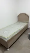 מיטת נוער עם ארגז מצעים מרופדת בבד עם אפשרות לראש מיטה